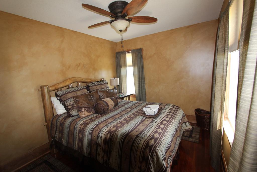 Clover Cliff Ranch Bed And Breakfast Elmdale Exterior photo